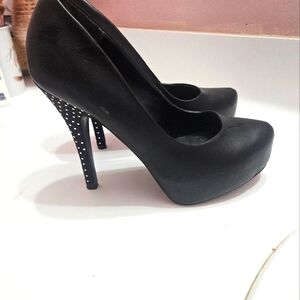 gorgeous evening pump to add to your shoe collection
